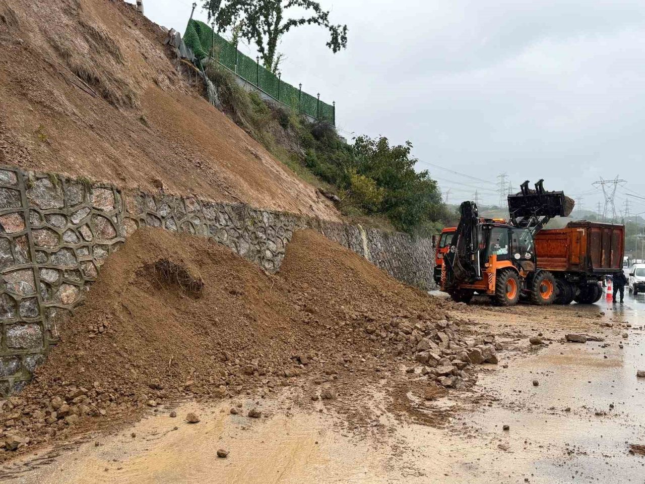 Sakarya’nın Serdivan ilçesinde D-100 kara yolunda yağış sebebiyle toprak kayması