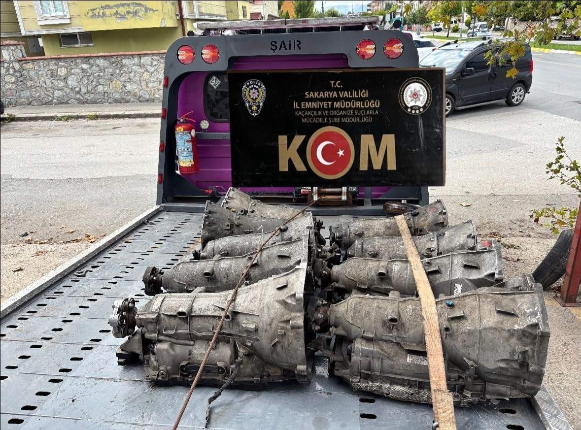 Sakarya’da gümrük kaçağı ürünlerin satışına yönelik iki ayrı ilçede düzenlenen