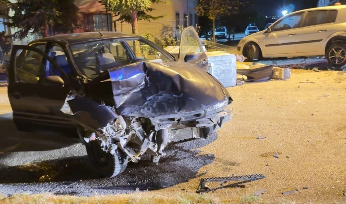 Edirne’de kontrolden çıkan otomobil, park halindeki araca ve çöp konteynerlerine