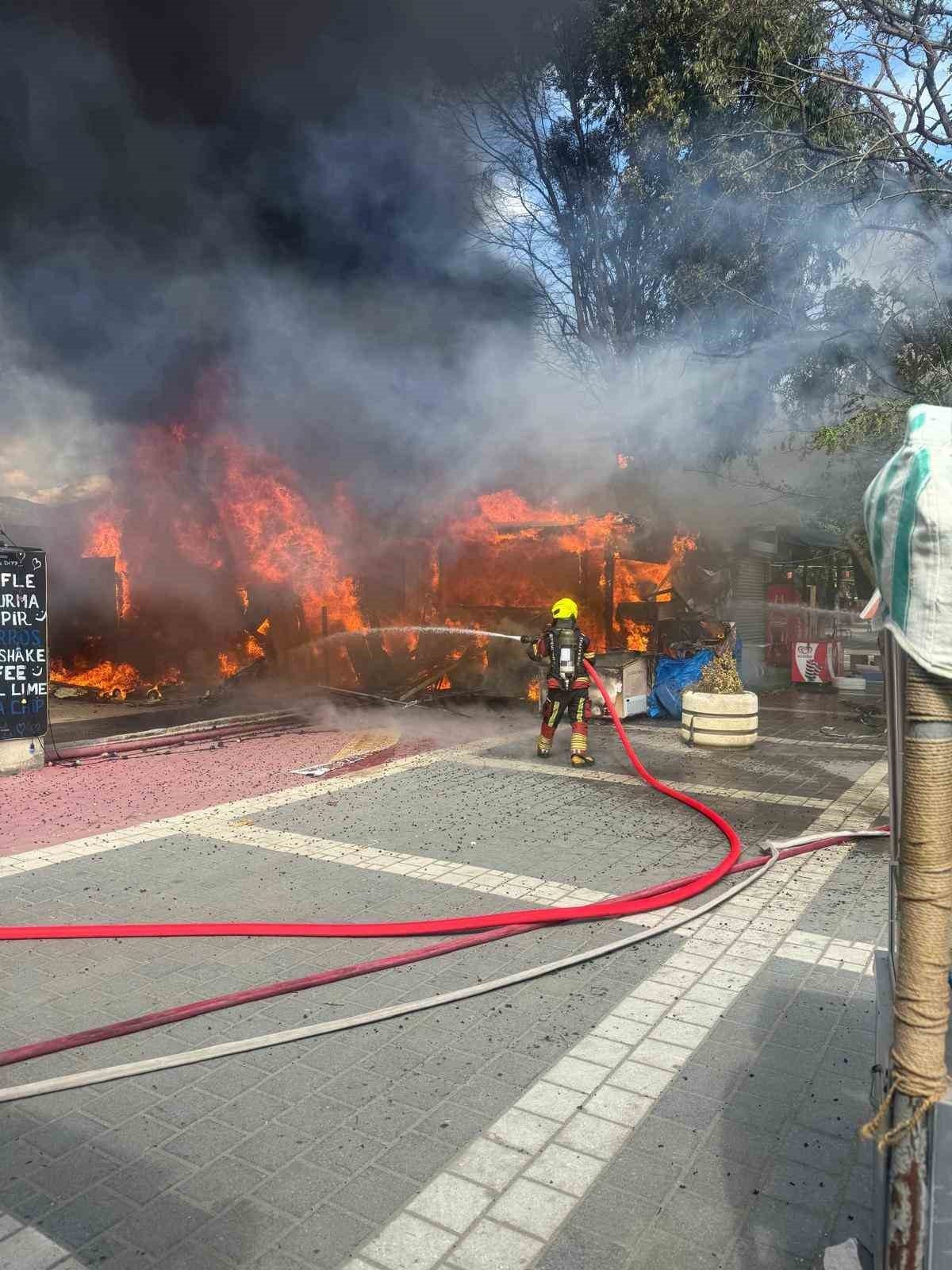 Balıkesir’in Edremit ilçesinde birbirine bitişik iş yerlerinde çıkan yangın, itfaiye