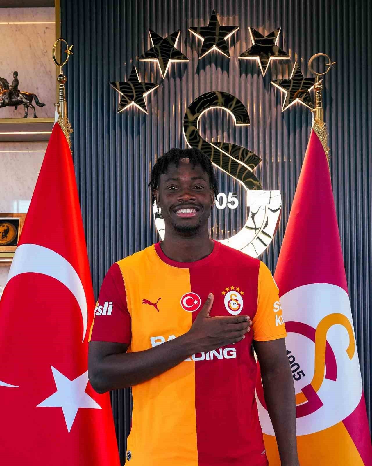 Galatasaray’ın yeni transferi El-Chadaille Bitshiabu, sarı-kırmızılı taraftarlara mesaj göndererek, “Çok