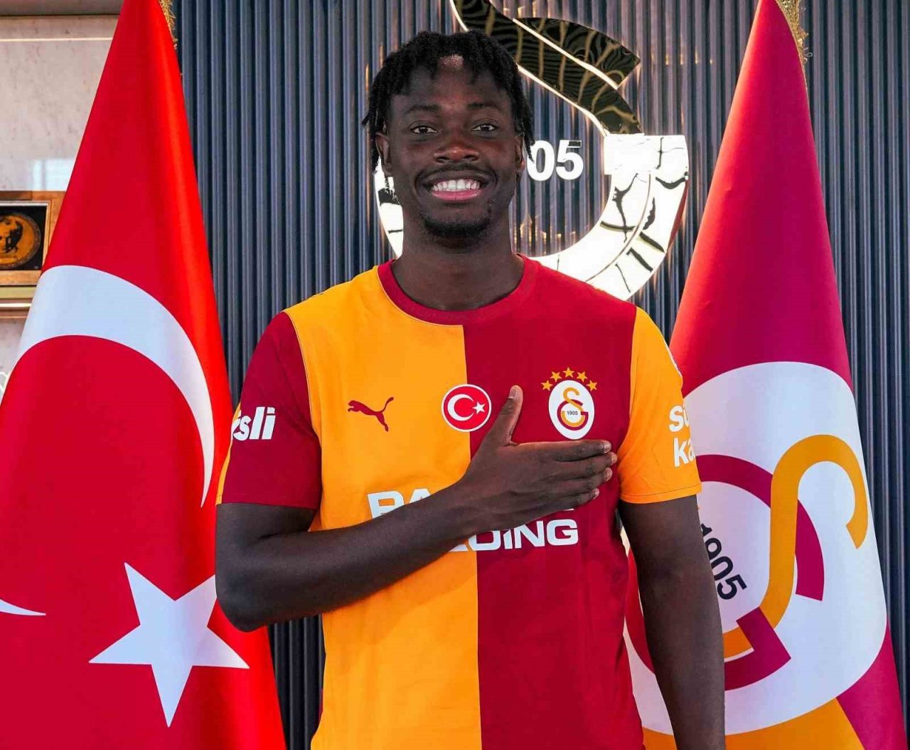 Galatasaray’ın yeni transferi 21 yaşındaki futbolcu El Chadaille Bitshiabu, sarı-kırmızılıların