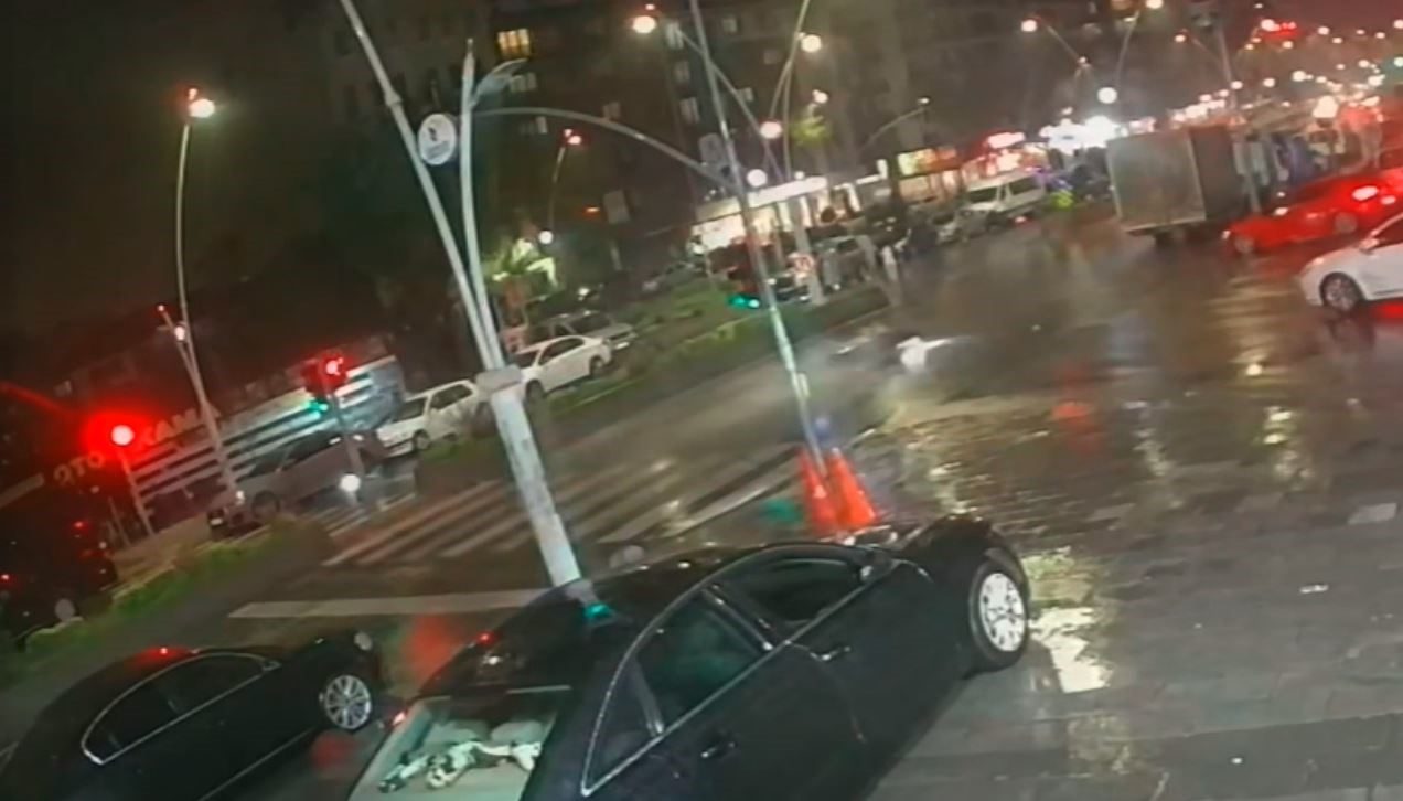 Esenler’de yağmur nedeniyle kayganlaşan yolda kontrolden çıkan motosiklet, metrelerce sürüklenerek