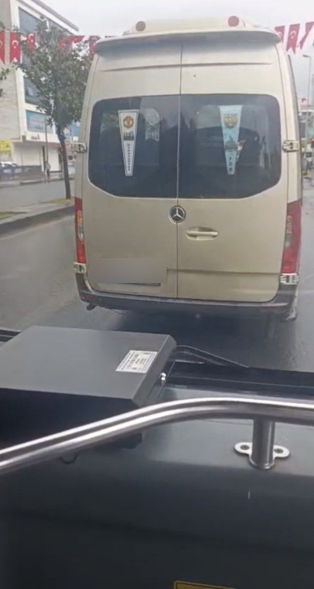 Esenyurt’ta bir dolmuş sürücüsü, İETT otobüsünün önünü keserek ilerlemesine engel