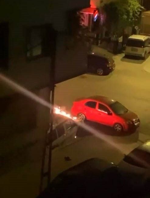 İstanbul Esenyurt’ta kimliği belirsiz kişiler bir oto galerinin önündeki aracı