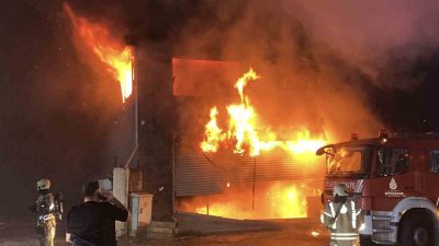 İstanbul Esenyurt’ta oto lastikçi dükkanında çıkan yangın, bitişikte bulunan 4