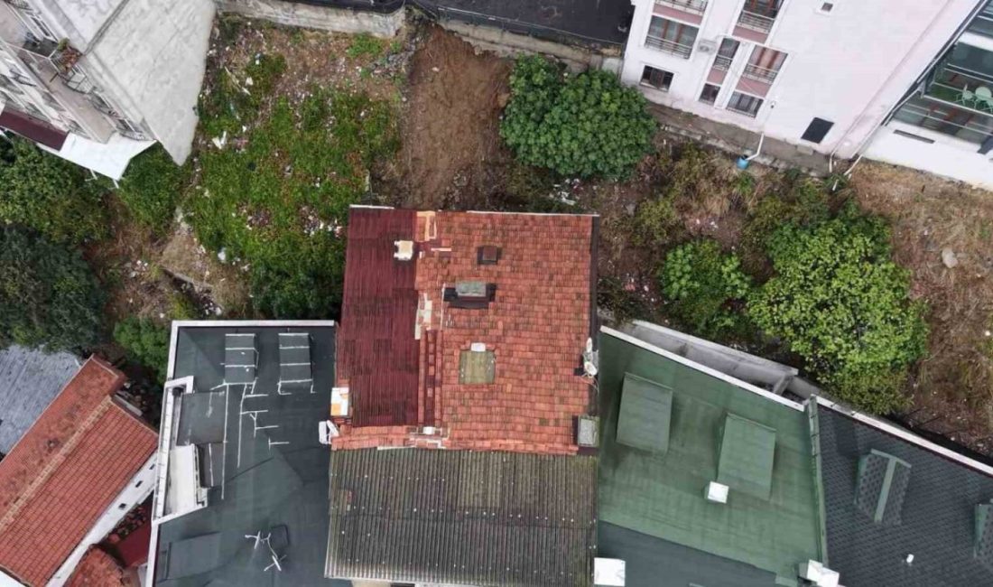 İstanbul Eyüpsultan’da etkili olan yağmurun ardından toprağın kaydığı alan ve