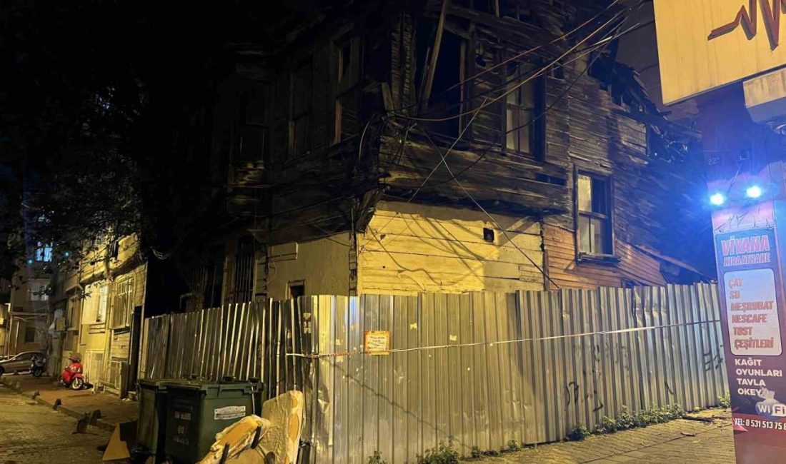 İstanbul Fatih’te ahşap ve tarihi metruk binanın üst katında yağmur