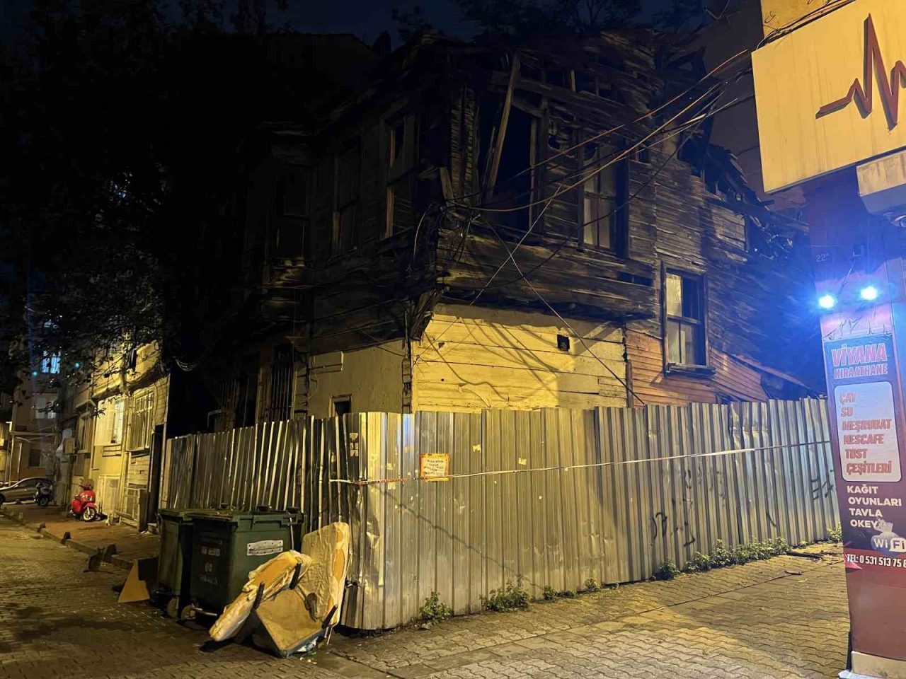 İstanbul Fatih’te ahşap ve tarihi metruk binanın üst katında yağmur