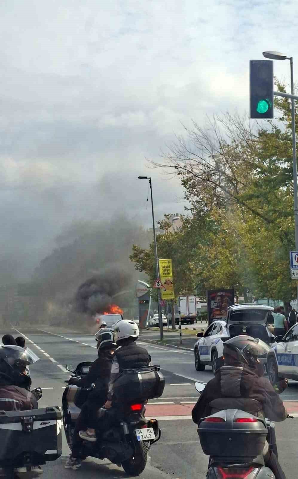 Fatih Vatan Caddesi’nde seyir halindeki ticari araçta yangın çıktı. Trafik