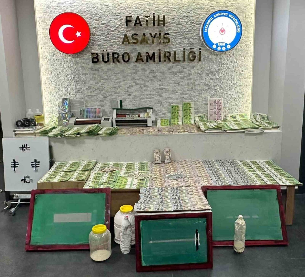 İstanbul Fatih’te düzenlenen sahte para operasyonunda 963 bin 800 sahte
