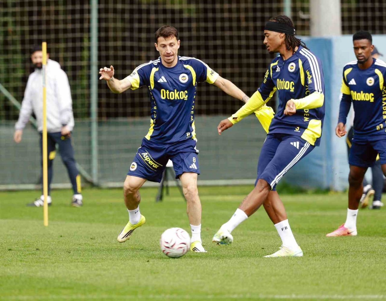 Fenerbahçe, Süper Lig’e verilen milli arada hazırlıklarını bugün yaptığı antrenmanla