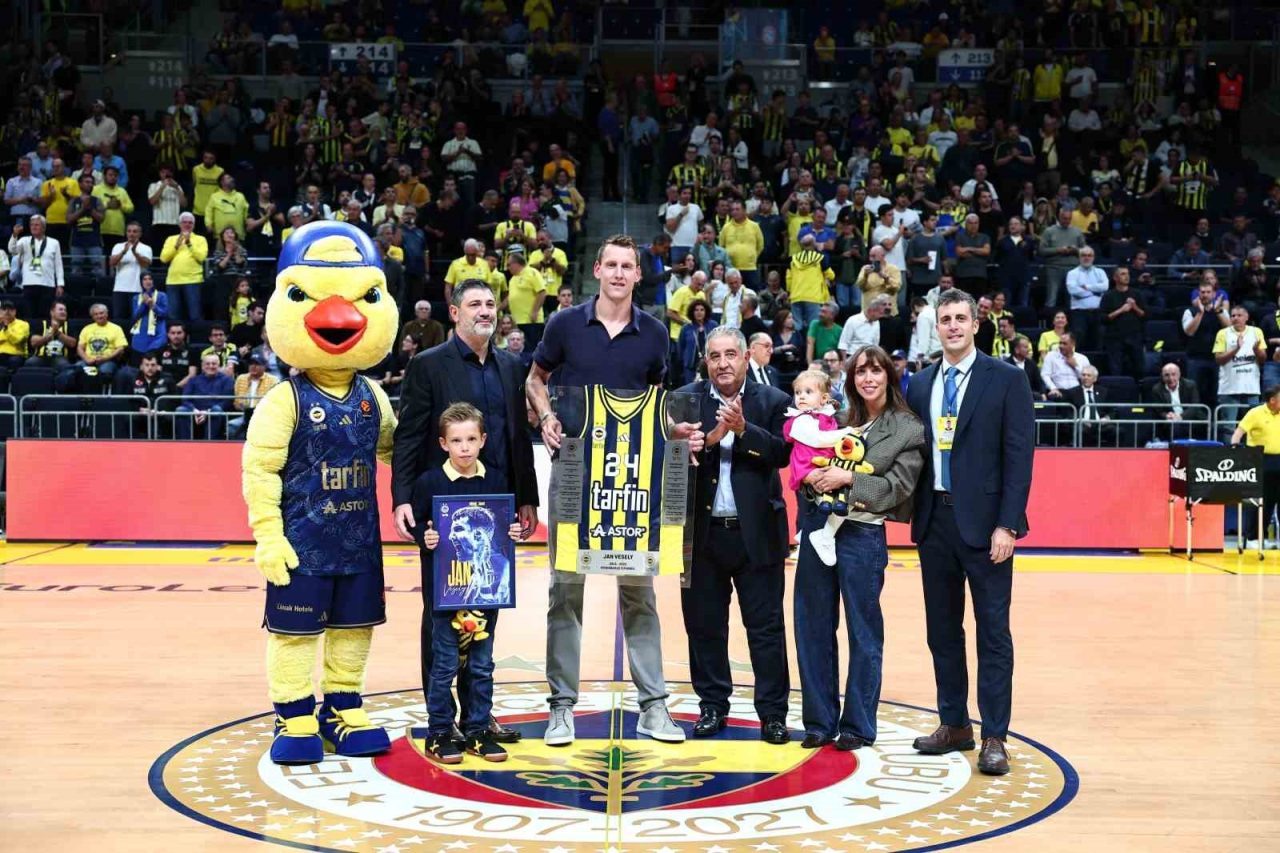 Profesyonel basketbol kariyerini noktalandıran Çekyalı sporcu Jan Vesely için Fenerbahçe-Bayern