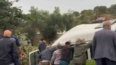 Çanakkale’nin Gökçeada ilçesinde minibüsün devrilmesi sonucu sürücü hayatını kaybederken, 2