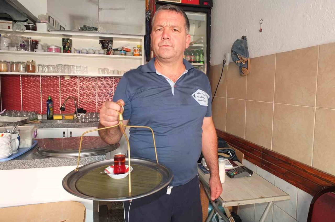 Balıkesir’in Burhaniye ilçesinde çay ocağı işleten Özgür Yıldırım, günde 15