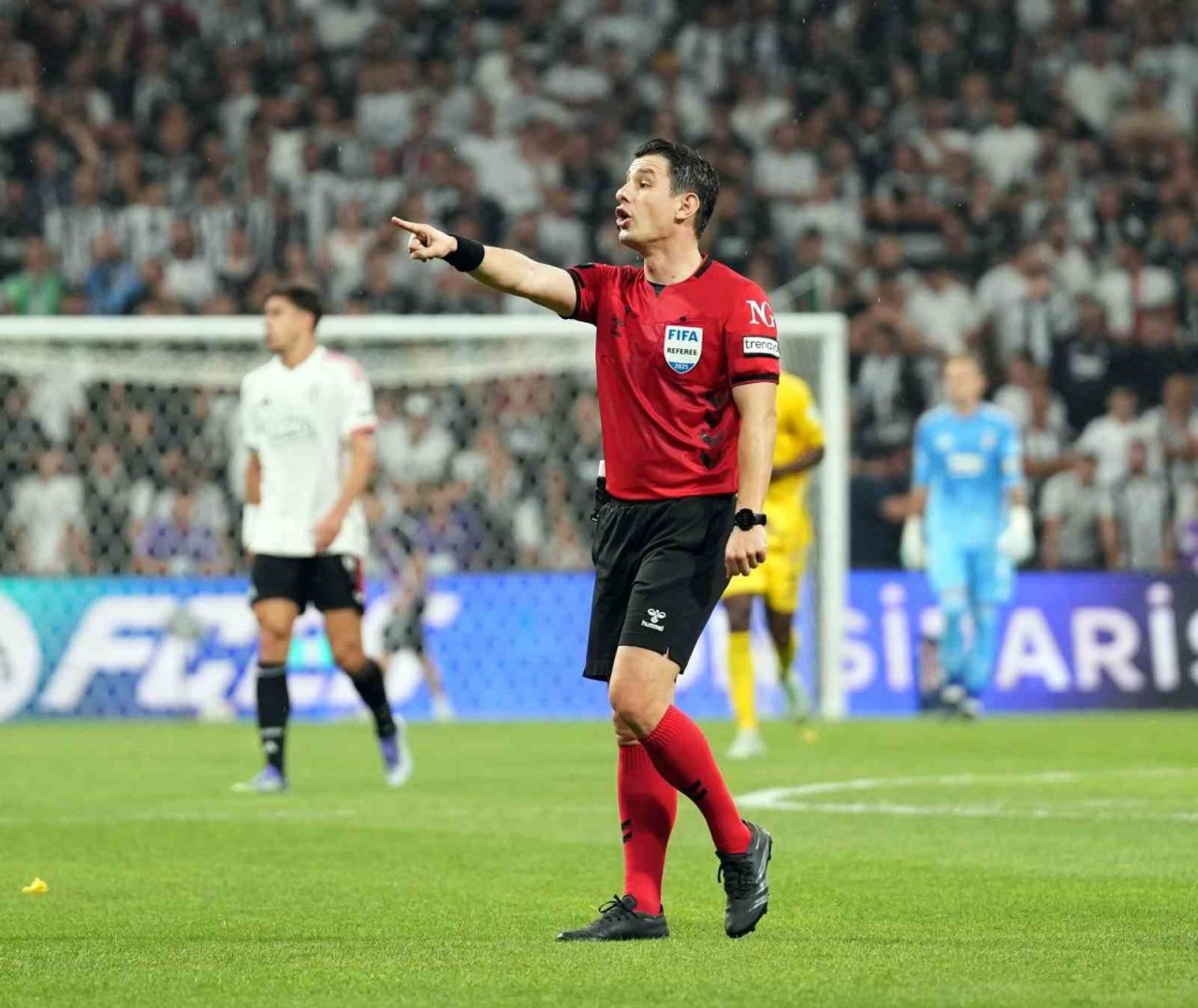 FIFA kokartlı hakem Halil Umut Meler, kariyerinde 4. kez Fenerbahçe-Beşiktaş