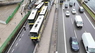 Kadıköy D-100 Karayolu Göztepe mevkiinde arızalanan İETT otobüsü ulaşımı olumsuz