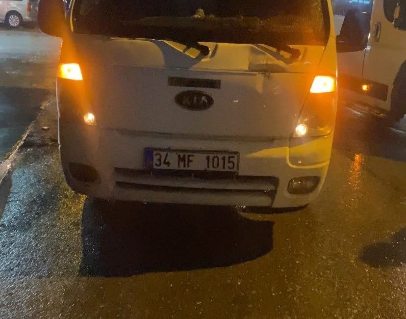 İstanbul Başakşehir’de İETT otobüsü şoförüyle tartışan kamyonet sürücüsü, aracıyla otobüsün