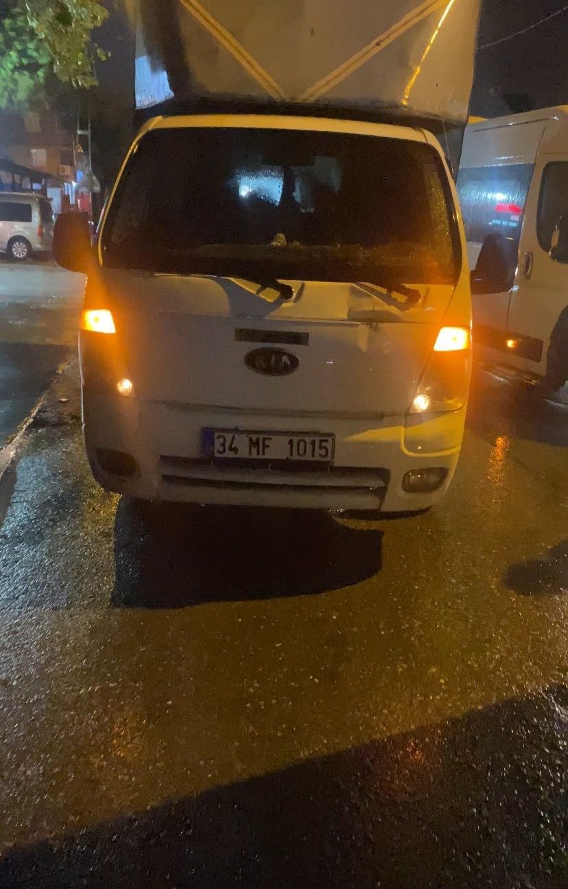 İstanbul Başakşehir’de İETT otobüsü şoförüyle tartışan kamyonet sürücüsü, aracıyla otobüsün