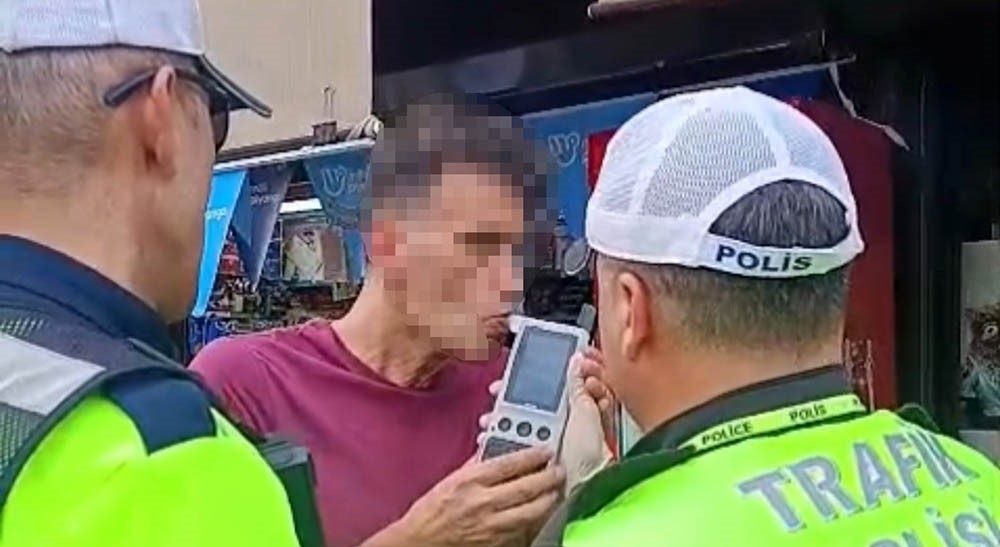 Edirne’de trafiğe kapalı Saraçlar Caddesi’nde otomobiliyle bir işletmenin tabela ve