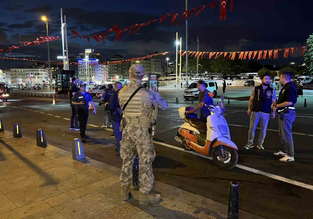 İstanbul’da polis ekipleri tarafından kent genelinde asayiş uygulaması gerçekleştirildi. İstanbul