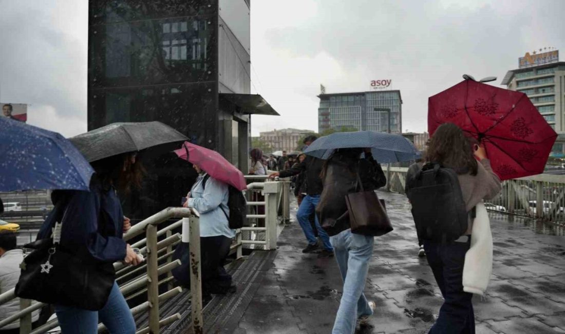 İstanbul’da sabah saatlerinden itibaren şiddetli yağmur ve rüzgar etkili oldu.