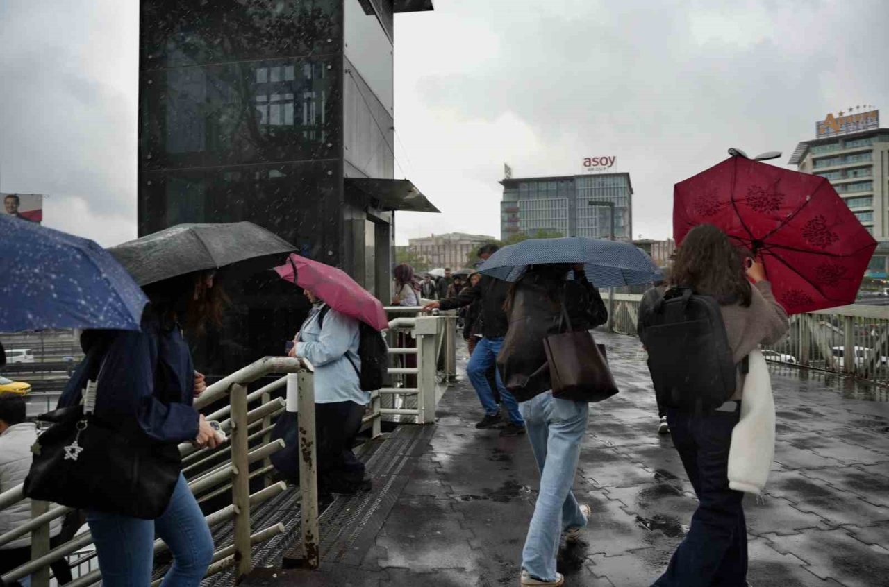 İstanbul’da sabah saatlerinden itibaren şiddetli yağmur ve rüzgar etkili oldu.