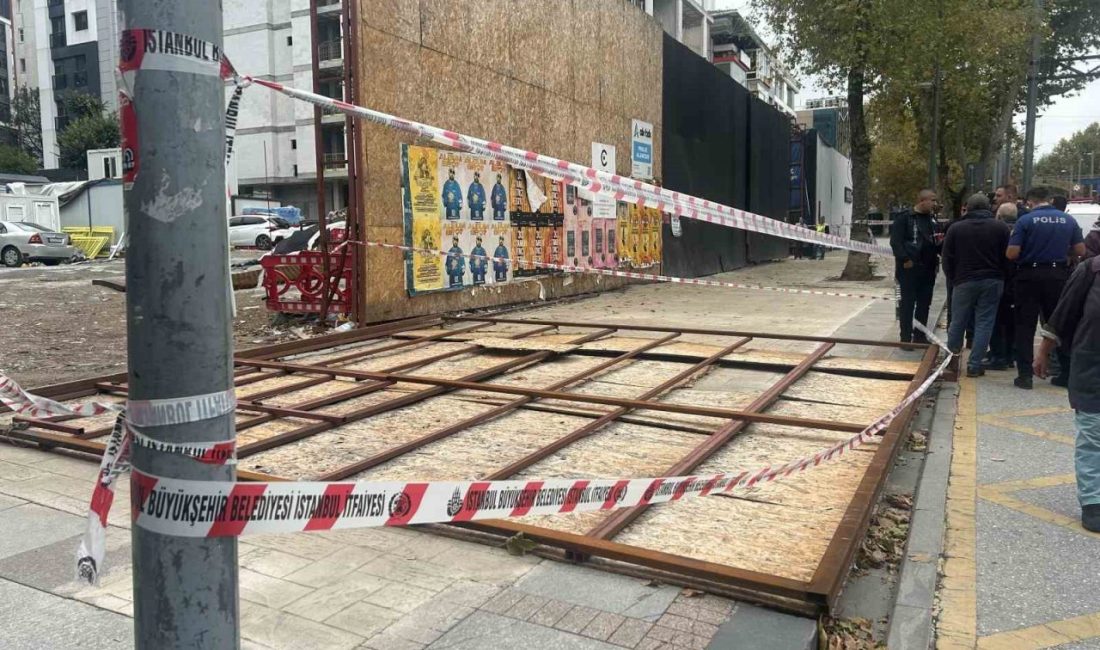 Kadıköy’de bir şantiyenin dış koruma kaplaması 2 vatandaşın üzerine devrildi.