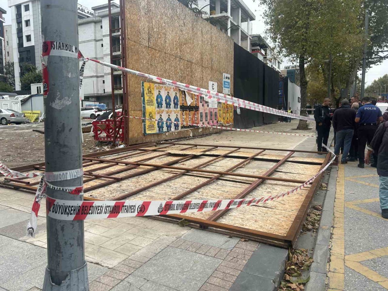 Kadıköy’de bir şantiyenin dış koruma kaplaması 2 vatandaşın üzerine devrildi.