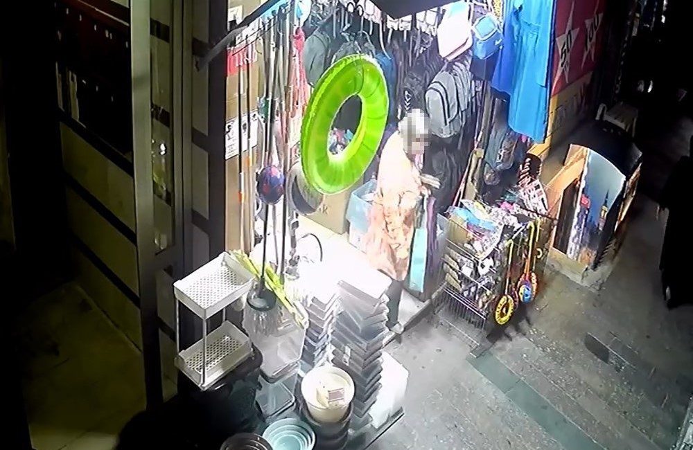 İstanbul Kağıthane’de bir mağazadan çanta çalan kadın, yaklaşık 10 dakika