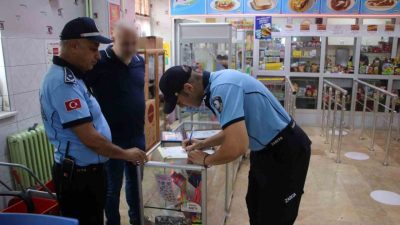 Kartal Belediyesi Zabıta Müdürlüğü ekiplerince okulların açılmasıyla birlikte öğrencilerin güvenli