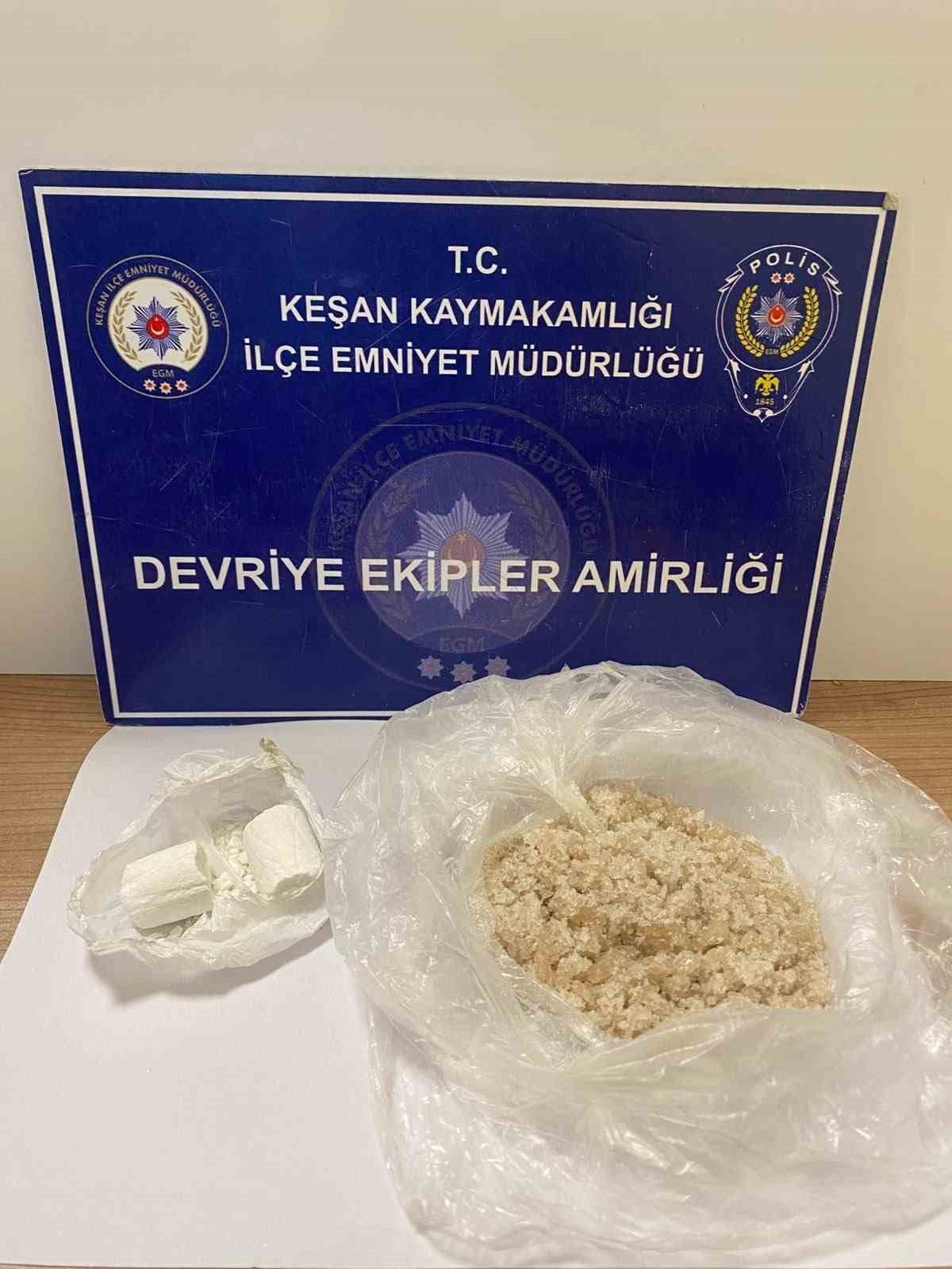 Edirne’nin Keşan ilçesinde, polisin yaptığı operasyonda durdurulan bir ticari takside