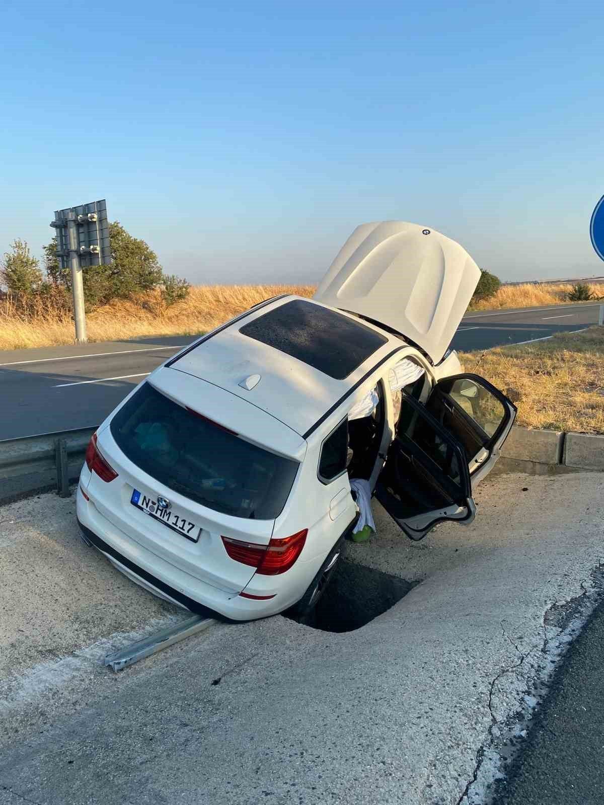 Edirne’nin Keşan ilçesinde meydana gelen trafik kazasında su kanalına düşüp