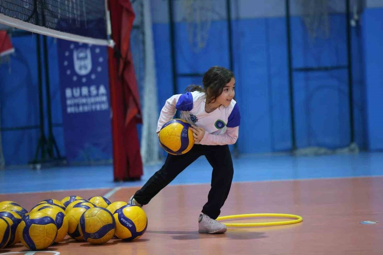 Bursa Büyükşehir Belediyesi tarafından düzenlenen Kış Spor Okulları’nda yeni dönem