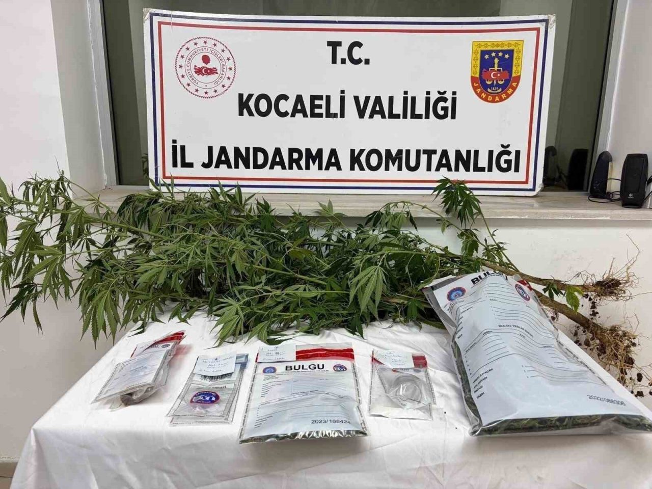 Kocaeli’de jandarma ekiplerince 2 adrese düzenlenen operasyonda 1 kilo 93