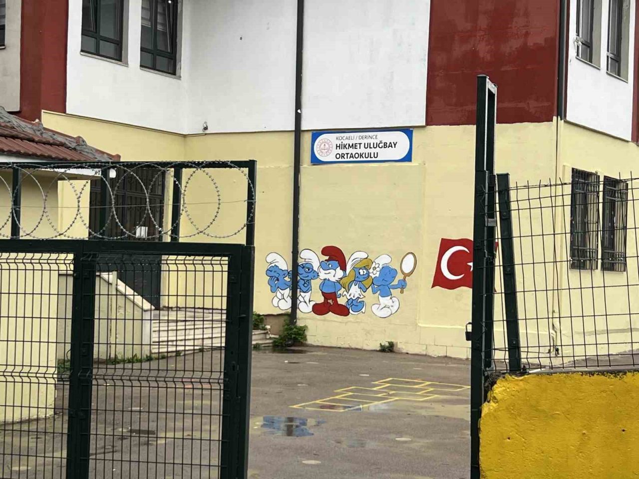 Kocaeli’nin Derince ilçesinde bir ortaokulda ders işlendiği esnada sınıfın tavan