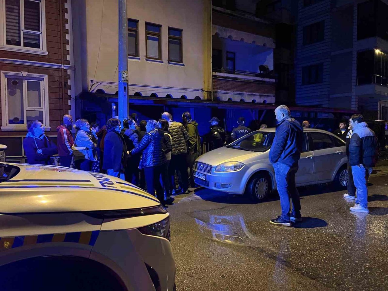 Kocaeli’nin İzmit ilçesinde temel kazısı yapılan alanda meydana gelen toprak