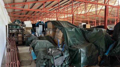 Kocaeli’nin Derince ilçesindeki Ahbap Derneği deposunda bulunan çok sayıda yardım