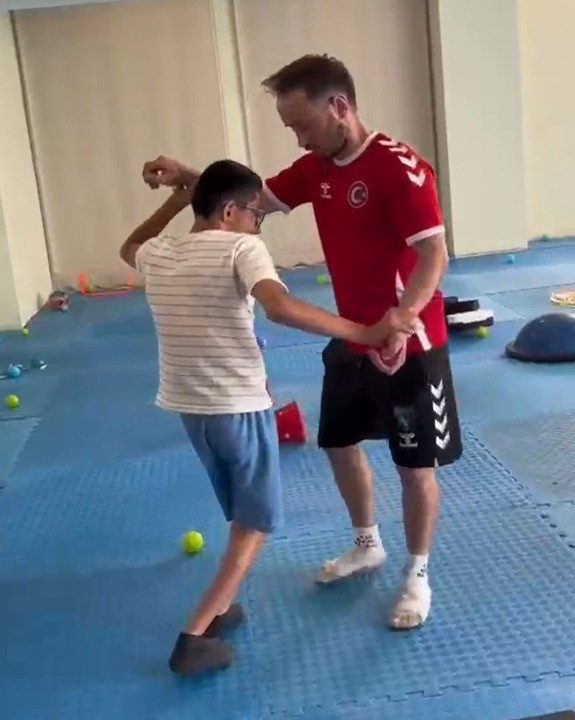 Körfez’de özel sporcuların eğitimlerinde ortaya çıkan neşeli görüntüler, sporun engelleri