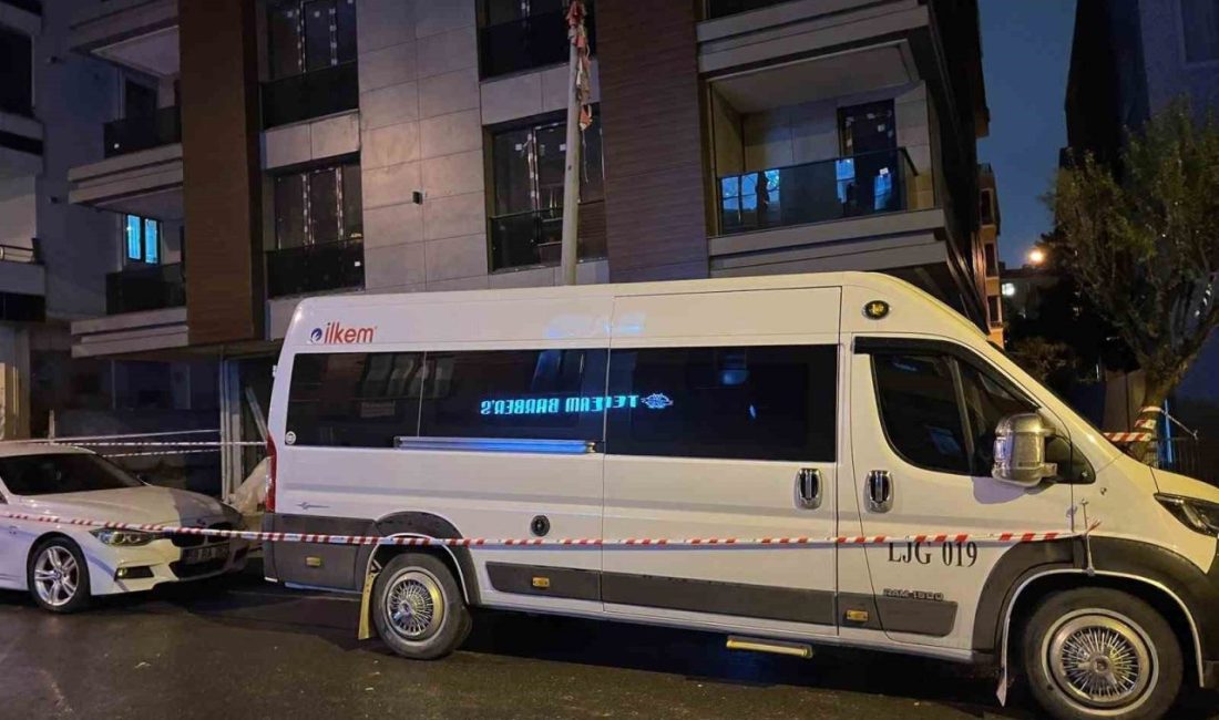 İstanbul Küçükçekmece’de köpeğini gezdiren adam, inşaat halindeki bir bina ile