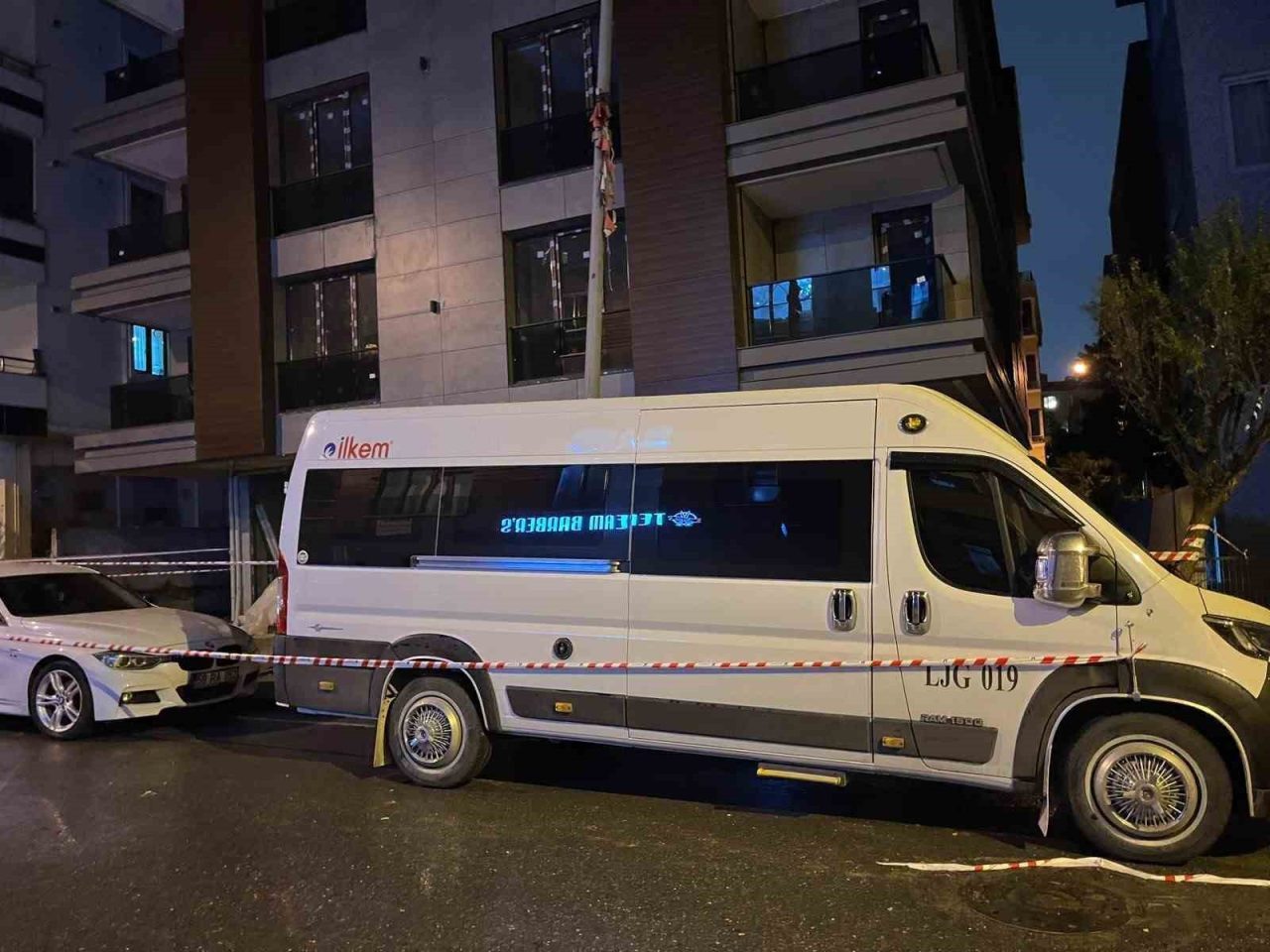 İstanbul Küçükçekmece’de köpeğini gezdiren adam, inşaat halindeki bir bina ile