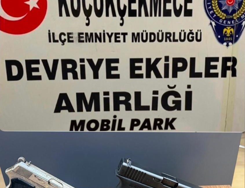 Küçükçekmece’de polis ekiplerinin durumundan şüphelenerek durdurduğu araçtan 2 adet ruhsatsız