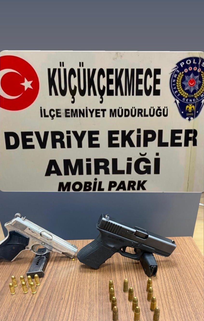 Küçükçekmece’de polis ekiplerinin durumundan şüphelenerek durdurduğu araçtan 2 adet ruhsatsız