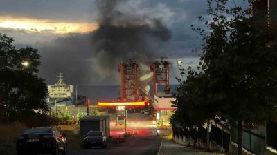 Tekirdağ’ın Süleymanpaşa ilçesinde bulunan Ceyport Limanı’nda bir kamyonette yangın çıktı.