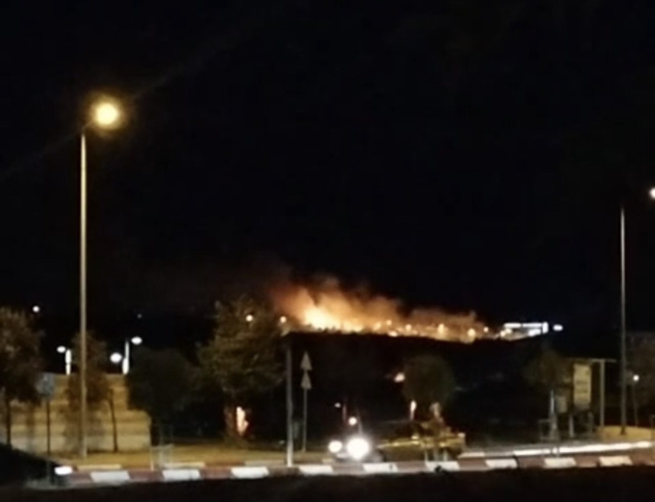 Kırklareli’nin Lüleburgaz ilçesinde otluk alanda başlayan yangın, çevredeki tarım arazileri