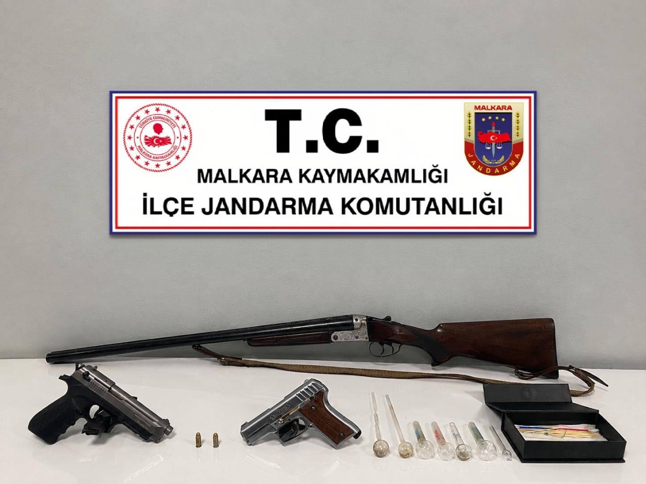 Tekirdağ’ın Malkara ilçesinde jandarma ekiplerince bir eve düzenlenen operasyonda, ruhsatsız