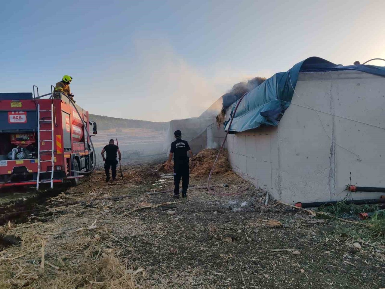 Balıkesir’in Manyas ilçesinde bir çiftlikte çıkan saman yangını, itfaiye ekiplerinin