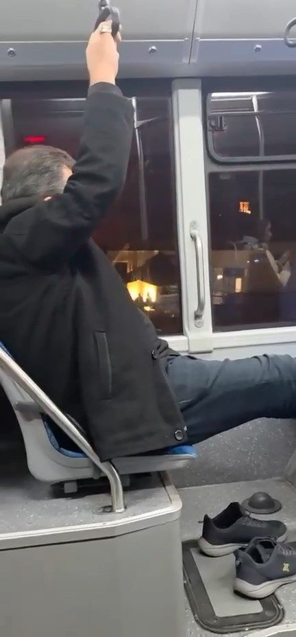 Bursa’da otobüsle seyreden bir şahıs, ayakkabılarını çıkararak ayaklarını karşısında olan
