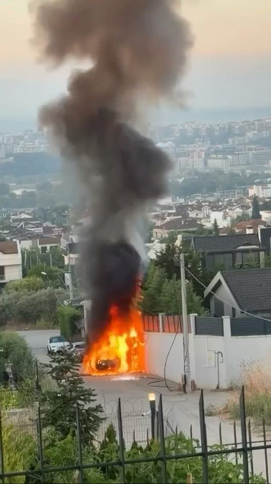 Bursa’da park halindeki araç henüz bilinmeyen bir sebeple alev aldı.