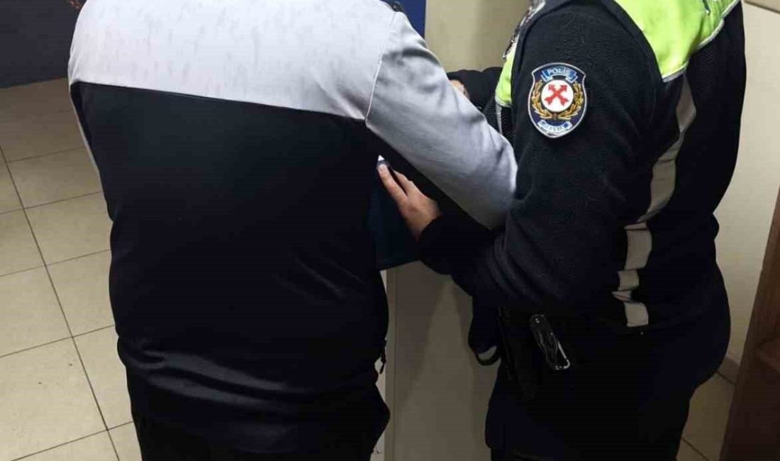 Pendik’te seyir halinde makas atarak ilerleyip trafiği tehlikeye düşüren şahsa